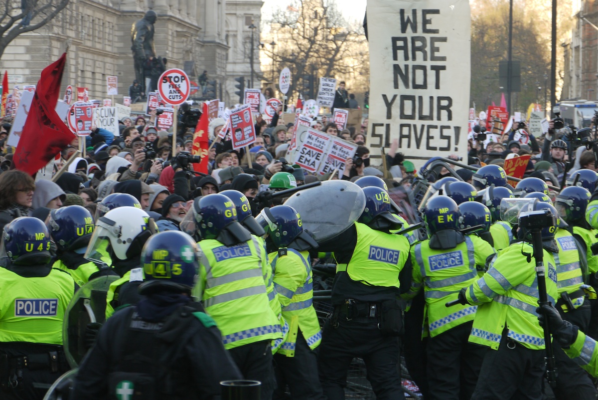 crowd-police-contain-protesters